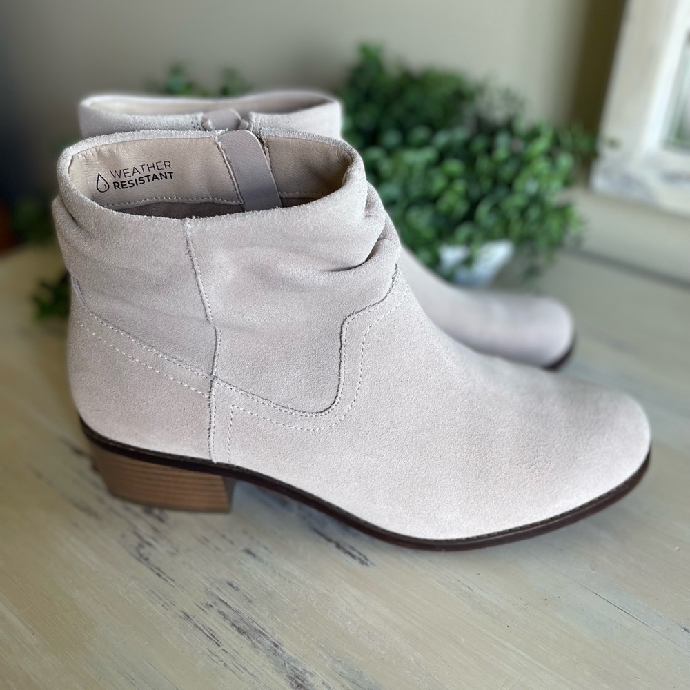 VIONIC SUEDE BOOTIES EXCELLENT CONDITION